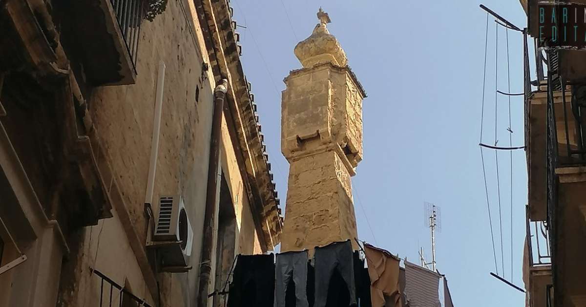 Quel curioso torrino che fa capolino su un palazzo di Bari Vecchia: che funzione aveva?